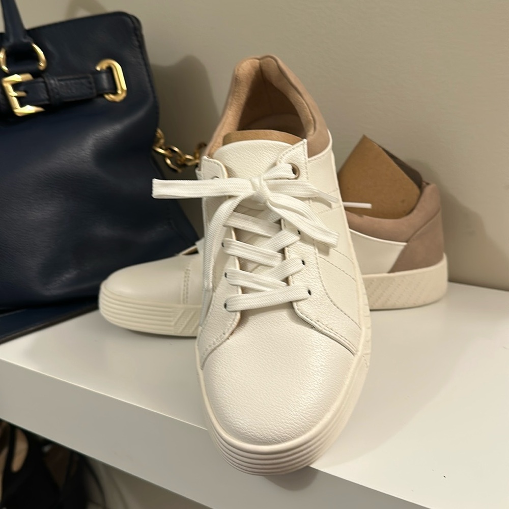 NWT Naturalizer NEELA White/Taupe sneakers